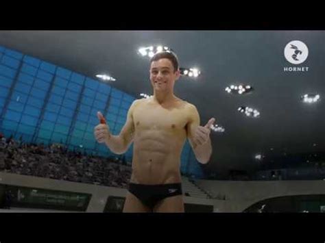 tom daley nudo|Tom Daley pose nu pour David Hockney